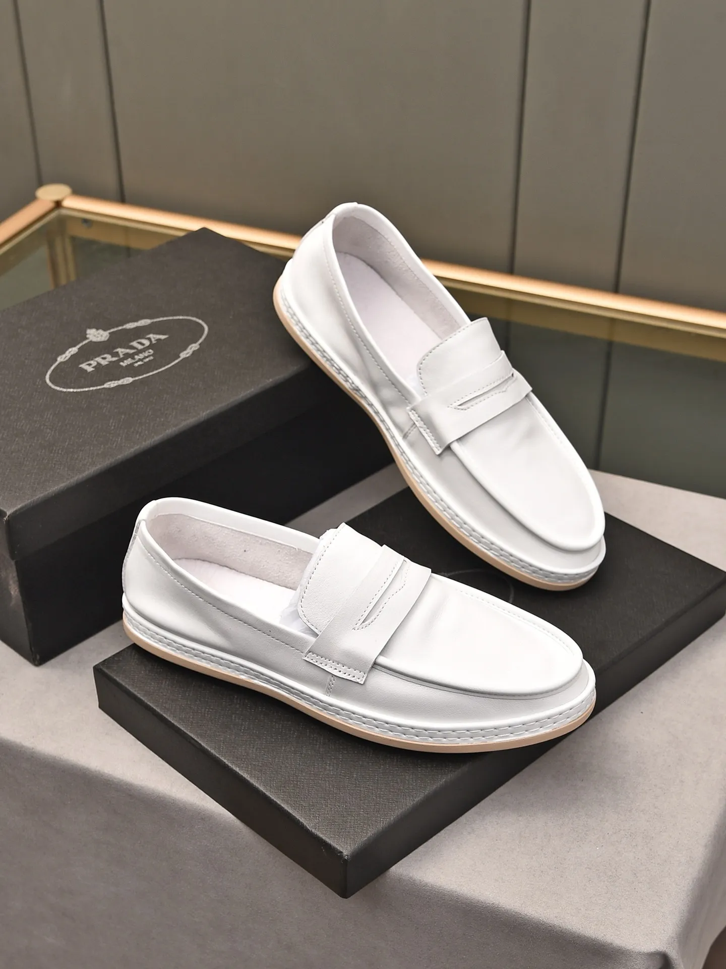 👟👟👟Men's Shoes💰P420 🆕🔥New Updates🔥👟PRADA (Prada) new products are released, imported soft cowhide, fashionable to allow air to penetrate the entire shoe, and the awesome shoes [strong] bring an extremely comfortable and breathable feeling! Beautiful inside and out! Exquisite workmanship, top-grade cowhide material, 😌Number: 38~44, black and white color options.